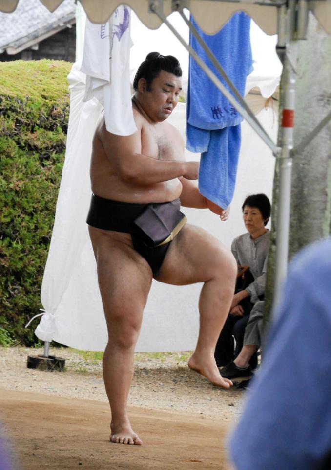 基礎運動で汗を流す霧島