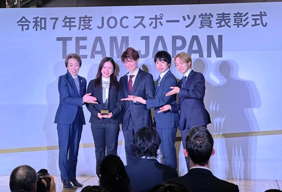ＪＯＣスポーツ賞表彰式で特別栄誉賞を受賞した（右から）鍵山優真、佐藤駿、森田真沙也，吉田唄菜，プレゼンターの橋本聖子ＪＯＣ会長