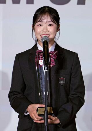 　新人賞を受賞した中井亜美