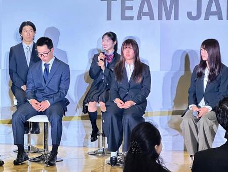 新人賞を受賞した中井亜美（左から３人目）