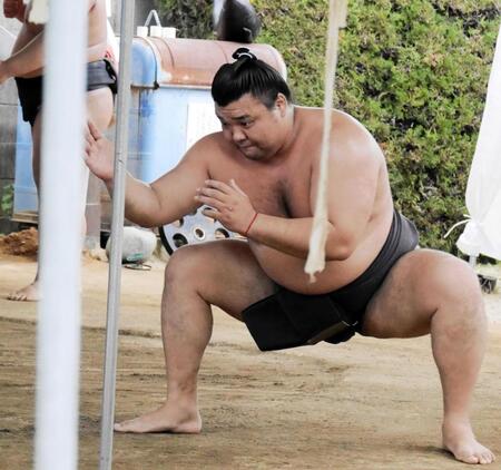 基礎運動で汗を流す霧島