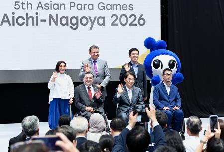 　愛知・名古屋アジアパラ大会の１００日前記念セレモニーで、写真に納まる栗栖良依さん（左端）ら＝１２日午前、名古屋市