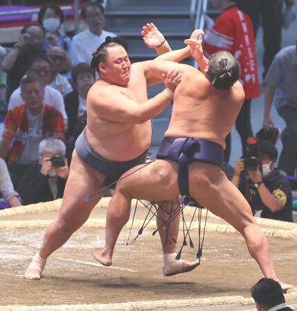 羽出山を攻める玉鷲（左）。押し出しで下す