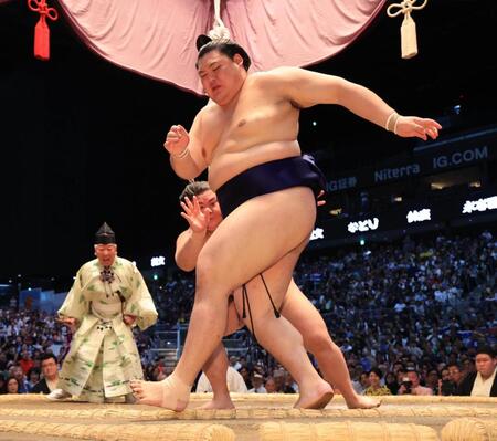 大の里（手前）が押し出しで義ノ富士に敗れる
