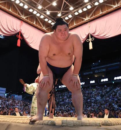 義ノ富士に押し出しで敗れ、膝に手をつく大の里
