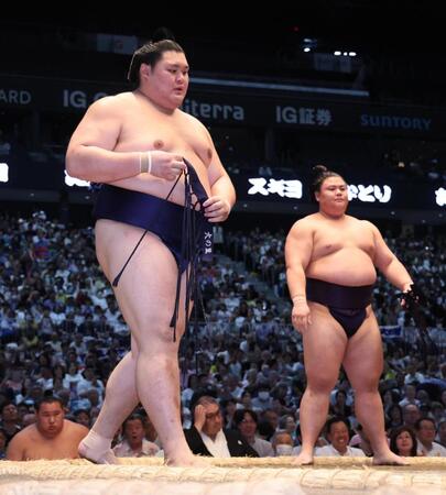 義ノ富士（右）に押し出しで敗れ、力ない表情の大の里