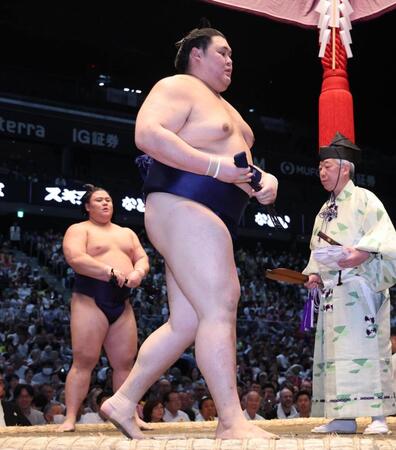 義ノ富士（左）に押し出しで敗れ、力ない表情の大の里