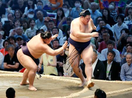 　大の里（右）が押し出しで義ノ富士に敗れる＝ＩＧアリーナ