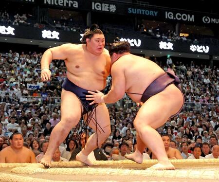 義ノ富士（右）に押し出しで敗れる大の里（撮影・立川洋一郎）