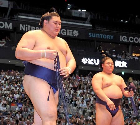義ノ富士（右）に押し出しで敗れた横綱・大の里（撮影・立川洋一郎）