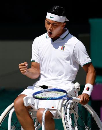 　車いすの部男子シングルス決勝でポイントを奪い、ガッツポーズする小田凱人＝ウィンブルドン（共同）
