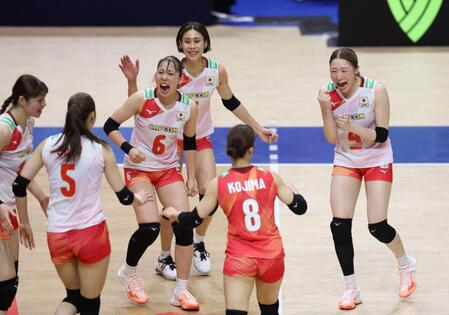 第４セット、得点が決まり、喜ぶ日本代表・石川真佑（右端）ら（撮影・中田匡峻）