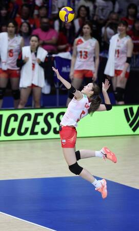 第４セット、サーブを打つ日本代表・佐藤淑乃（撮影・中田匡峻）