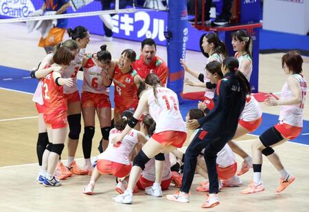 ポーランドに勝利し、歓喜に沸く女子バレーボール日本代表の選手ら（撮影・中田匡峻）