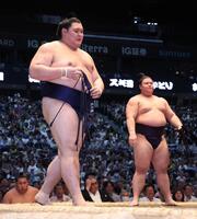義ノ富士（右）に押し出しで敗れ、力ない表情の大の里