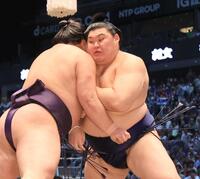 義ノ富士（左）と激しくぶつかる大の里