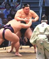 義ノ富士（左）に押し出しで敗れる大の里