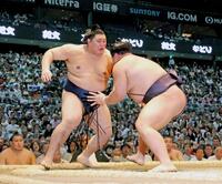 義ノ富士（右）に押し出しで敗れる大の里（撮影・立川洋一郎）