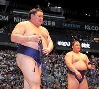 義ノ富士（右）に押し出しで敗れた横綱・大の里（撮影・立川洋一郎）