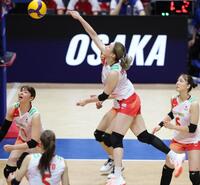 第３セット、スパイクを打つ日本代表・石川真佑（撮影・中田匡峻）