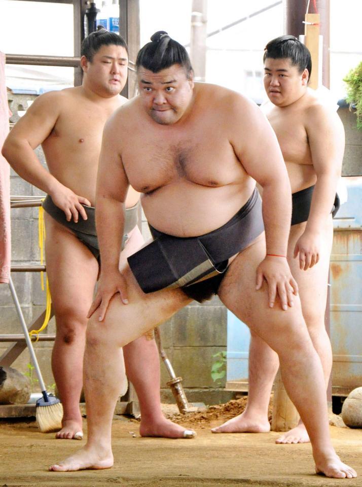 　本場所で使用する締め込み姿で調整する霧島
