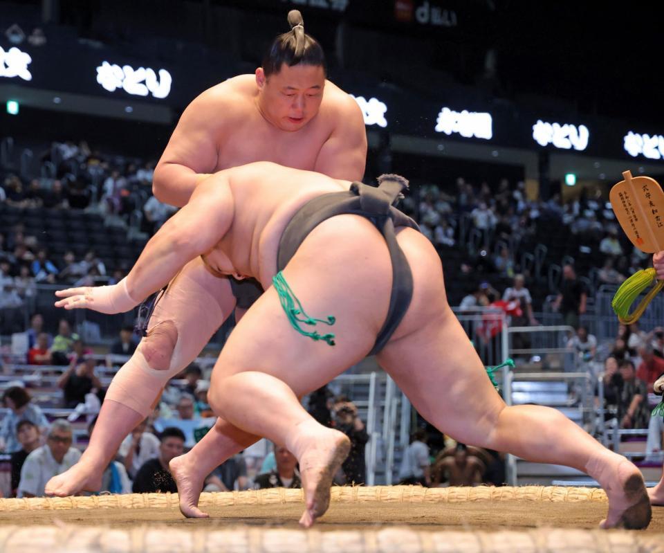 花の富士（手前）を破る三田（撮影・立川洋一郎）
