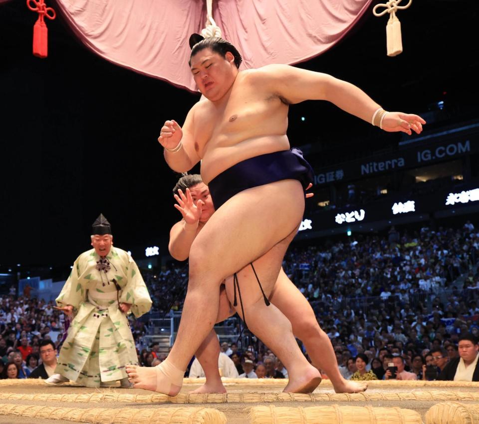 大の里（手前）が押し出しで義ノ富士に敗れる