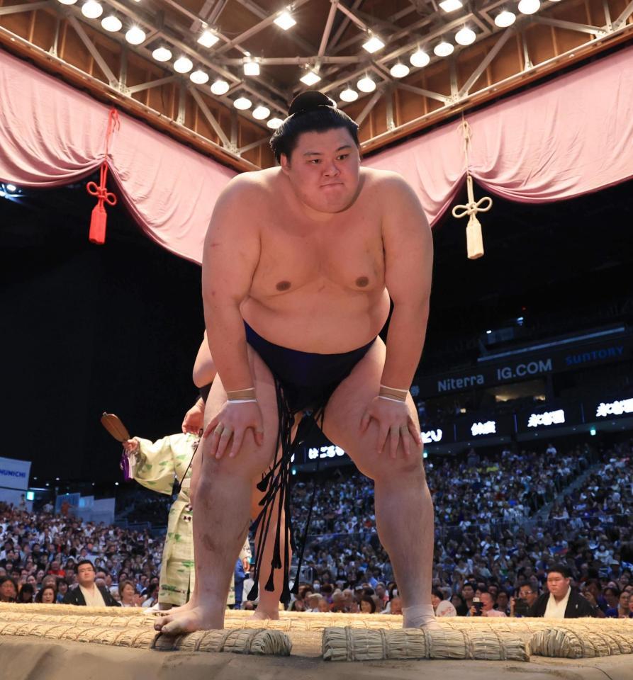 義ノ富士に押し出しで敗れ、膝に手をつく大の里