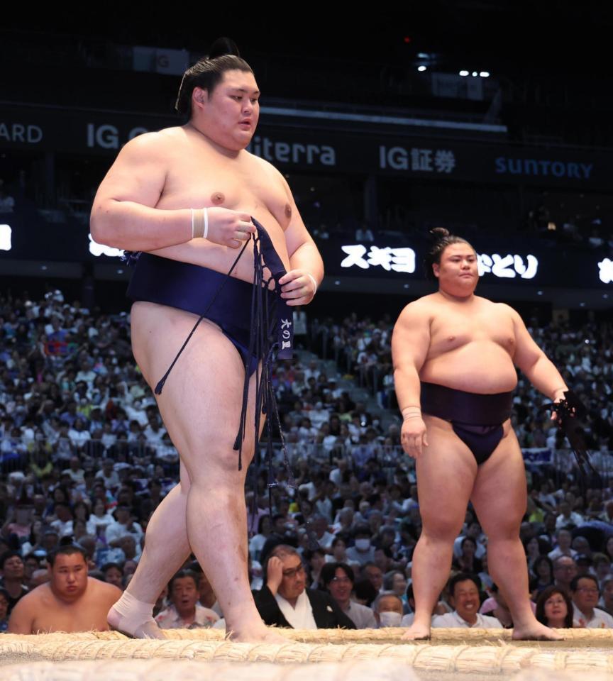 義ノ富士（右）に押し出しで敗れ、力ない表情の大の里