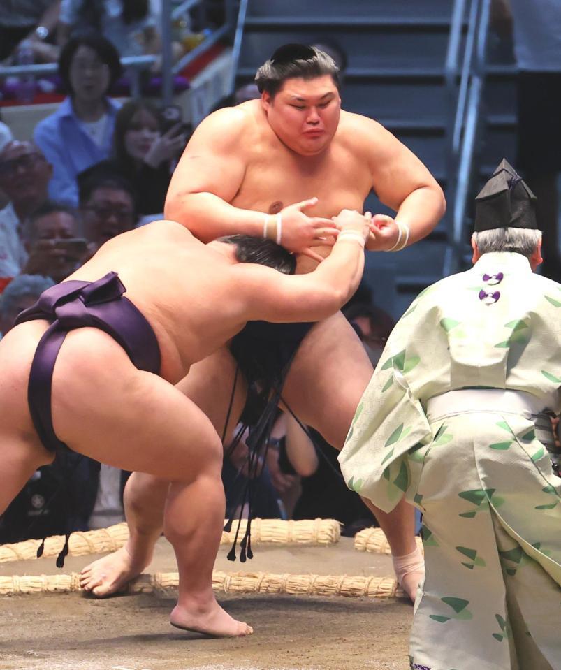 義ノ富士（左）に押し出しで敗れる大の里