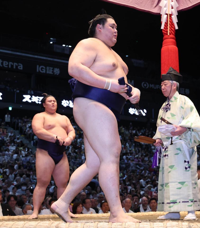 義ノ富士（左）に押し出しで敗れ、力ない表情の大の里