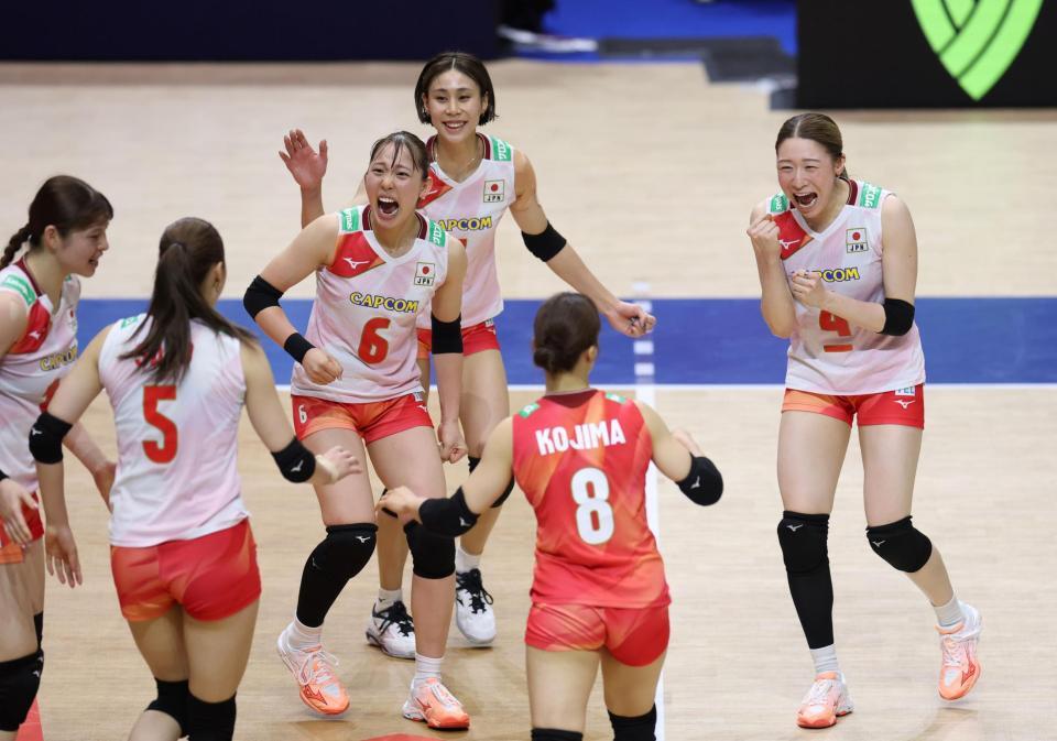 第４セット、得点が決まり、喜ぶ日本代表・石川真佑（右端）ら（撮影・中田匡峻）