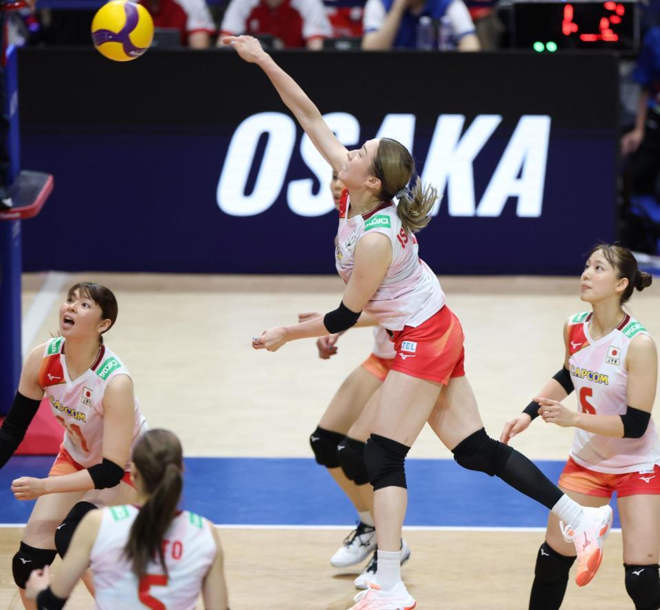 第３セット、スパイクを打つ日本代表・石川真佑（撮影・中田匡峻）