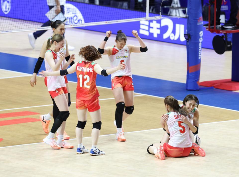ポーランドに勝利し、歓喜に沸く日本代表・石川真佑（左端）ら選手たち（撮影・中田匡峻）