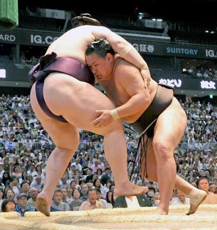 　王鵬（左）を渡し込みで下す豊昇龍＝ＩＧアリーナ（撮影・立川洋一郎）