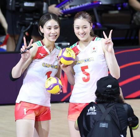 笑顔を見せる日本代表・和田由紀子（左）と日本代表・佐藤淑乃（撮影・中田匡峻）