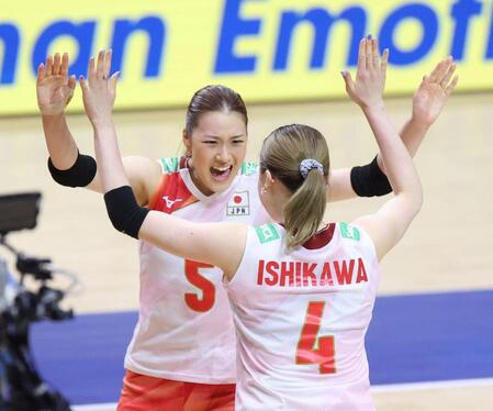 第５セット、得点が決まり、日本代表・石川真佑（４）とタッチを交わす日本代表・佐藤淑乃（撮影・中田匡峻）