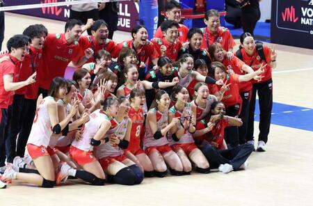 ポーランドに勝利し、笑顔を見せる日本代表の選手ら＝Ａｓｕｅアリーナ大阪（撮影・中田匡峻）