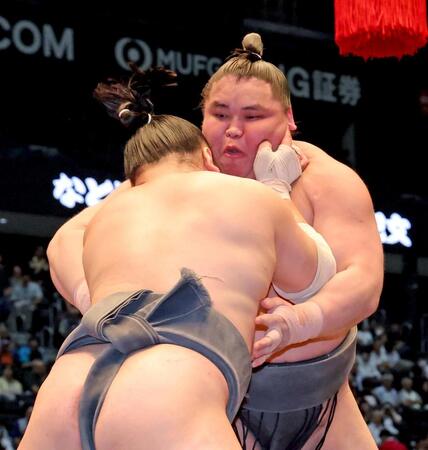 魁清城（手前）を攻める旭富士（撮影・立川洋一郎）
