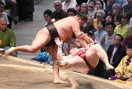 豊昇龍（左）がすくい投げで隆の勝を下す