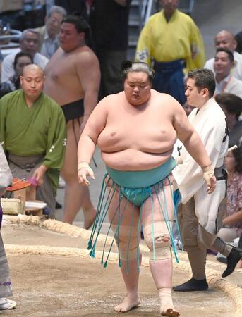 琴桜（右）が送り出しで義ノ富士を下す