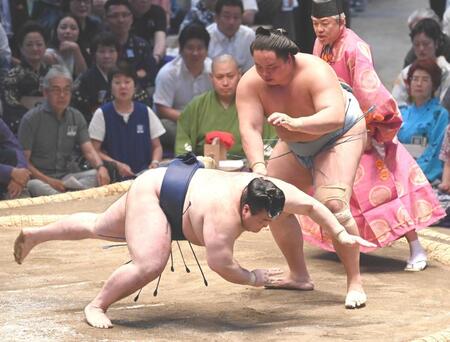 琴勝峰（右）が突き落としで豪ノ山を下す
