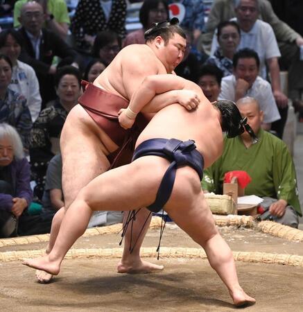 熱海富士（左）がすくい投げで平戸海を下す