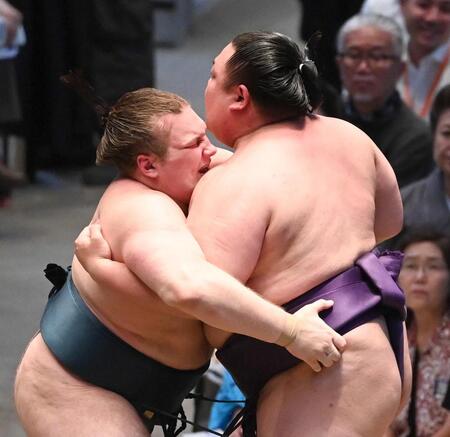 安青錦（左）が寄り切りで美ノ海を下す