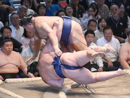 高安（上）が上手投げで狼雅を破る