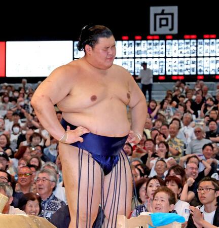 藤ノ川に突き落としで敗れて連敗を喫し、肩を落とす大の里（撮影・立川洋一郎）