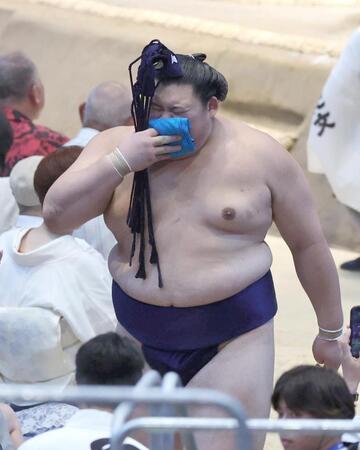 藤ノ川に突き落としで敗れ、厳しい表情で花道を引き揚げる大の里
