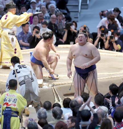 藤ノ川に突き落としで敗れ、顔をしかめる大の里（右）