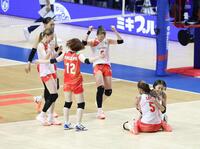 ポーランドに勝利し、歓喜に沸く石川（左端）ら（撮影・中田匡峻）