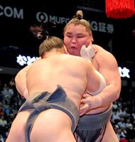 魁清城（手前）を攻める旭富士（撮影・立川洋一郎）